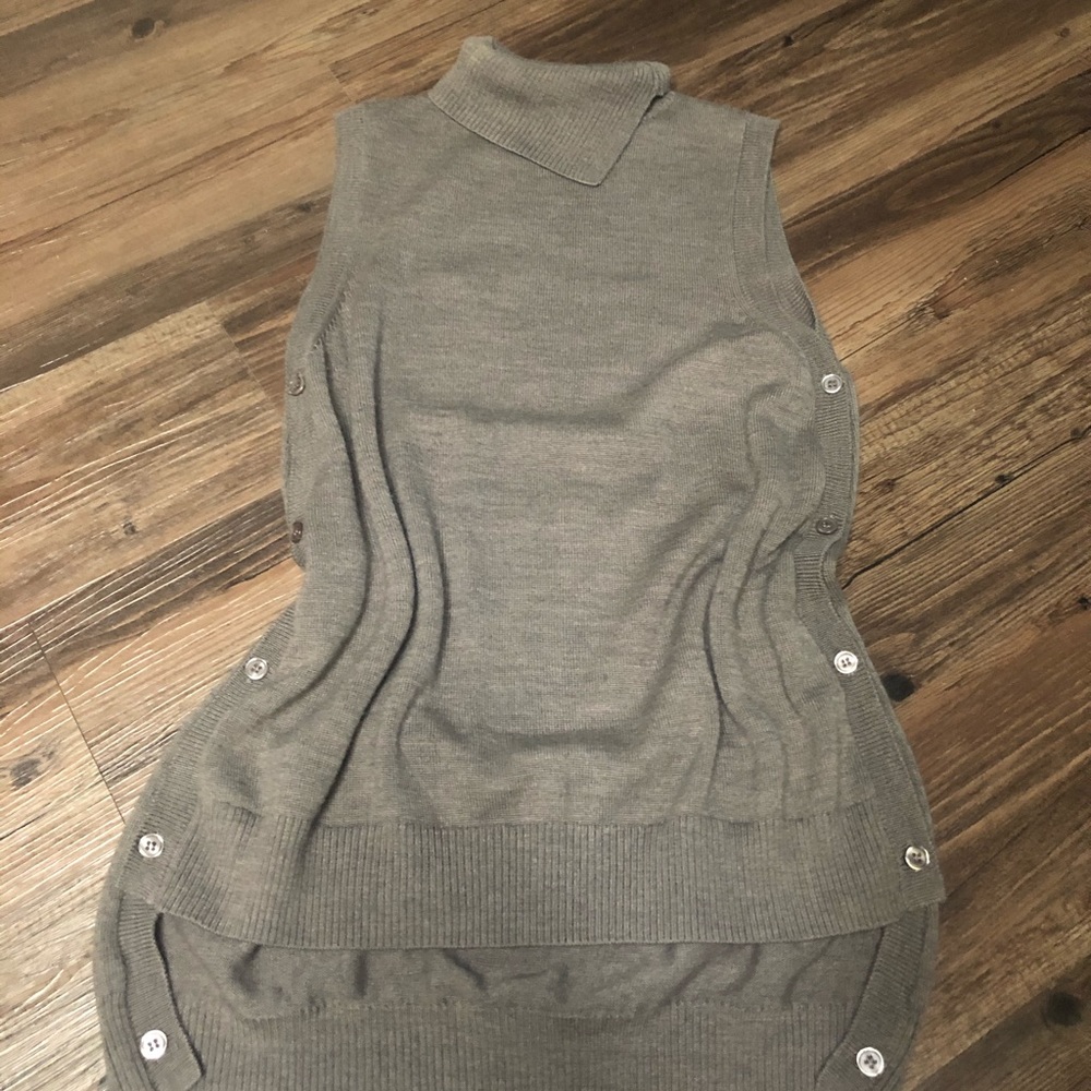 Sleeveless turtleneck sweater